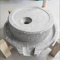 Handgefertigte Steinmühle für trockene und nasse Lebensmittel - traditionelles Mahlwerk mit Holzsockel - manuelle Bedienung - einfach zu reinigen