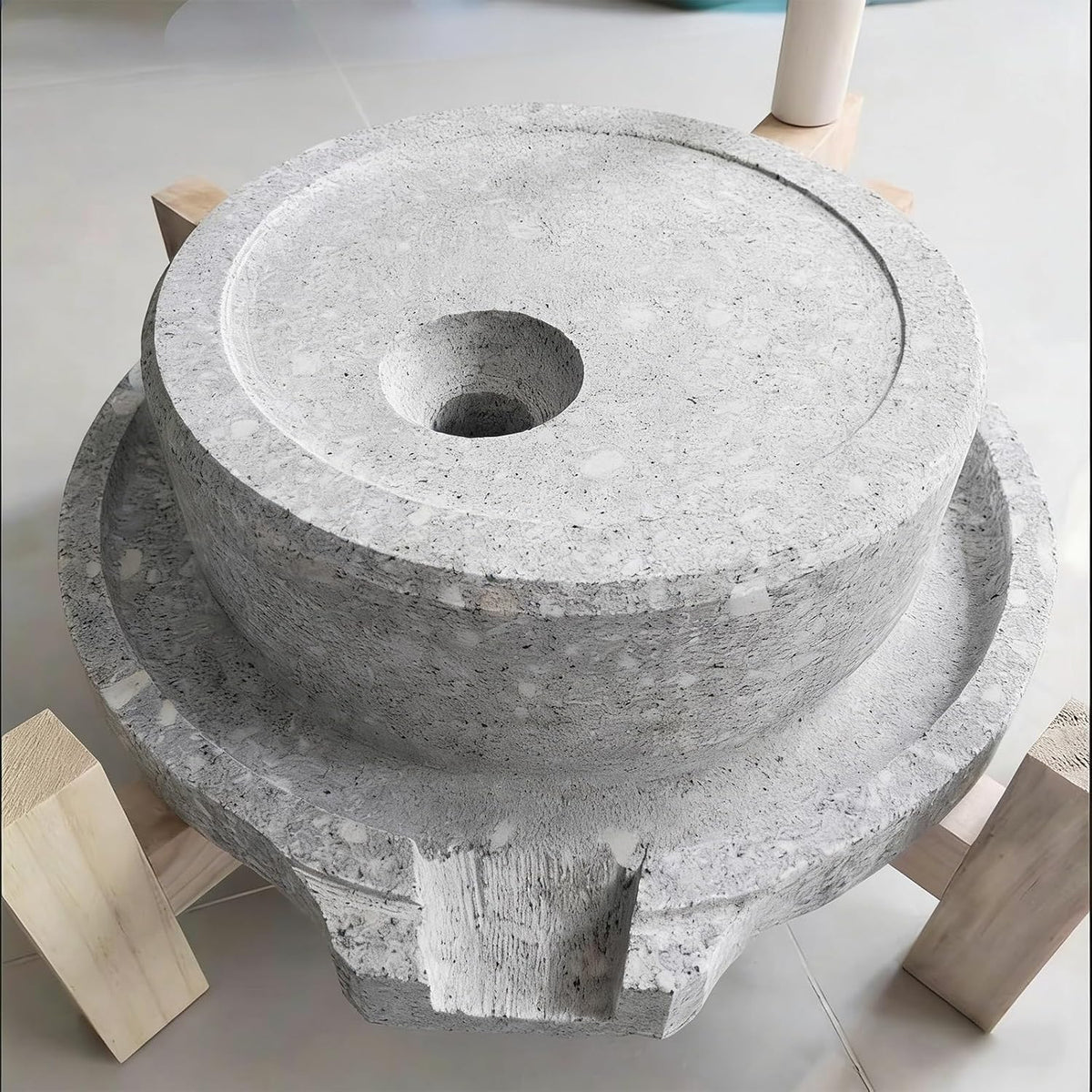 Handgefertigte Steinmühle für trockene und nasse Lebensmittel - traditionelles Mahlwerk mit Holzsockel - manuelle Bedienung - einfach zu reinigen